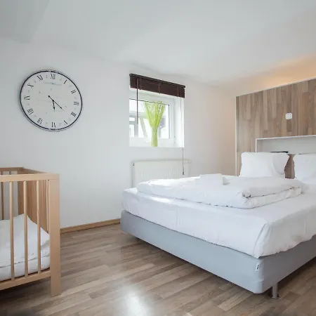Spacious Holiday In With Garden בית נופש