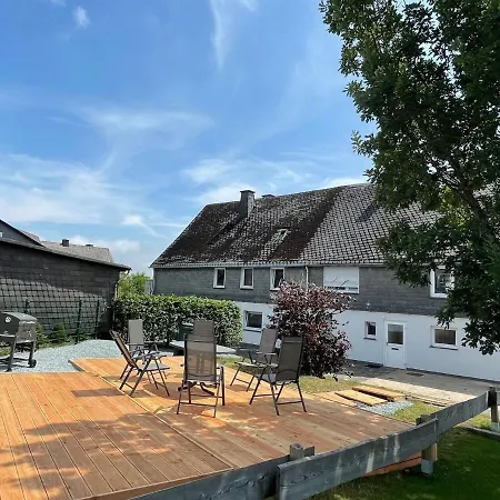 Spacious Holiday In With Garden בית נופש