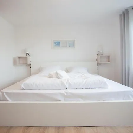בית נופש Spacious Holiday In With Garden *